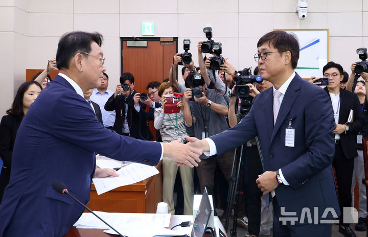 [서울=뉴시스] 김금보 기자 = 최휘영 문화체육관광부 장관 후보자가 29일 서울 여의도 국회 문화체육관광위원회에서 열린 인사청문회에서 김교흥 문화체육관광위원장에게 선서문을 제출하고 있다. 2025.07.29. kgb@newsis.com