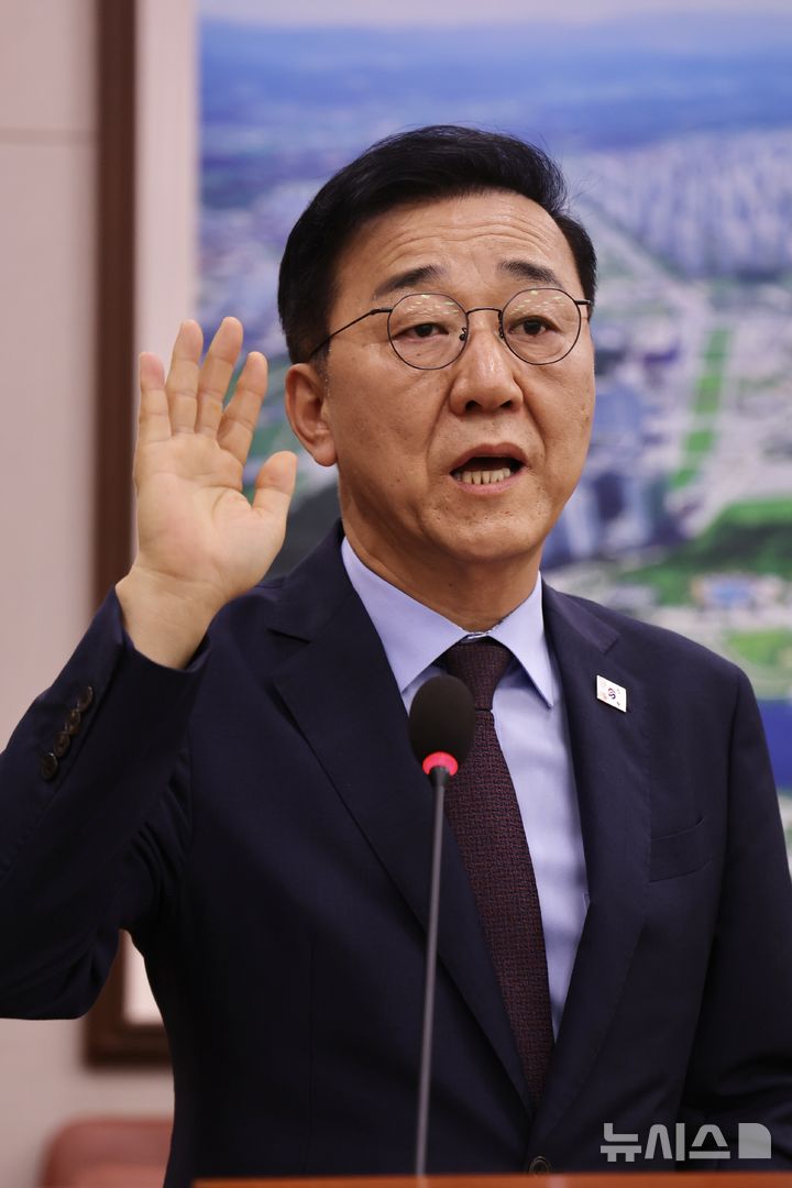 [서울=뉴시스] 김명년 기자 = 김윤덕 국토교통부 장관 후보자가 29일 오전 서울 여의도 국회 국토교통위원회에서 열린 인사청문회에서 선서하고 있다. 2025.07.29. kmn@newsis.com