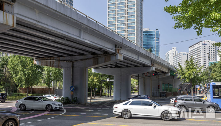 [서울=뉴시스] 김선웅 기자 = 서울시가 1966년 지어져 수명을 다한 서소문고가차도에 대한 철거 작업을 다음달 17일부터 시작한다고 밝혔다. 하루 평균 4만 대 이상의 차량이 통행하는 서소문고가차도는 정밀안전진단 결과 안전성 미달에 달하는 D등급 판정을 받았다. 철거는 다음달 17일부터 단계적 차로 축소, 9월 21일부터 전면 통제돼 본격적인 공사가 시작될 예정이다. 시는 내년 5월 철거 완료가 목표라고 밝혔다. 사진은 29일 서울 중구 서소문고가차도의 모습. 2025.07.29. mangusta@newsis.com