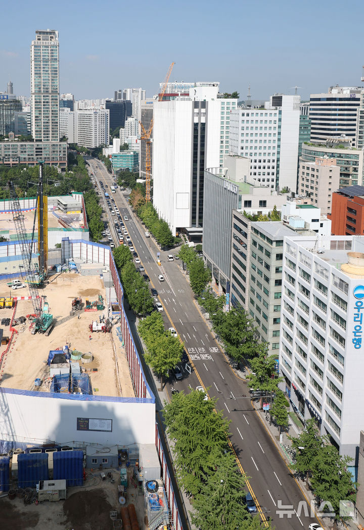 [서울=뉴시스] 김선웅 기자 = 서울시가 1966년 지어져 수명을 다한 서소문고가차도에 대한 철거 작업을 다음달 17일부터 시작한다고 밝혔다. 하루 평균 4만 대 이상의 차량이 통행하는 서소문고가차도는 정밀안전진단 결과 안전성 미달에 달하는 D등급 판정을 받았다. 철거는 다음달 17일부터 단계적 차로 축소, 9월 21일부터 전면 통제돼 본격적인 공사가 시작될 예정이다. 시는 내년 5월 철거 완료가 목표라고 밝혔다. 사진은 29일 서울 중구 서소문고가차도의 모습. 2025.07.29. mangusta@newsis.com