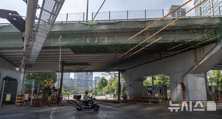 [서울=뉴시스] 김선웅 기자 = 서울시가 1966년 지어져 수명을 다한 서소문고가차도에 대한 철거 작업을 다음달 17일부터 시작한다고 밝혔다. 하루 평균 4만 대 이상의 차량이 통행하는 서소문고가차도는 정밀안전진단 결과 안전성 미달에 달하는 D등급 판정을 받았다. 철거는 다음달 17일부터 단계적 차로 축소, 9월 21일부터 전면 통제돼 본격적인 공사가 시작될 예정이다. 시는 내년 5월 철거 완료가 목표라고 밝혔다. 사진은 29일 서울 중구 서소문고가차도의 모습. 2025.07.29. mangusta@newsis.com