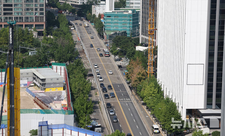 [서울=뉴시스] 김선웅 기자 = 서울시가 1966년 지어져 수명을 다한 서소문고가차도에 대한 철거 작업을 다음달 17일부터 시작한다고 밝혔다. 하루 평균 4만 대 이상의 차량이 통행하는 서소문고가차도는 정밀안전진단 결과 안전성 미달에 달하는 D등급 판정을 받았다. 철거는 다음달 17일부터 단계적 차로 축소, 9월 21일부터 전면 통제돼 본격적인 공사가 시작될 예정이다. 시는 내년 5월 철거 완료가 목표라고 밝혔다. 사진은 29일 서울 중구 서소문고가차도의 모습. 2025.07.29. mangusta@newsis.com