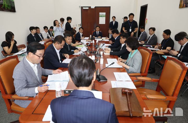 [서울=뉴시스] 조성봉 기자 = 조경태 국회 농해수위 해양수산법안심사소위 위원장이 29일 오전 서울 여의도 국회에서 열린 농림축산식품해양수산위원회 해양수산법안심사소위원회에서 회의를 주재하고 있다. 2025.07.29. suncho21@newsis.com