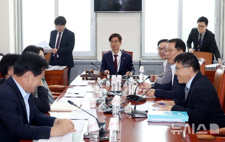 [서울=뉴시스] 조성봉 기자 = 조경태 국회 농해수위 해양수산법안심사소위 위원장이 29일 오전 서울 여의도 국회에서 열린 농림축산식품해양수산위원회 해양수산법안심사소위원회에서 회의를 주재하고 있다. 2025.07.29. suncho21@newsis.com