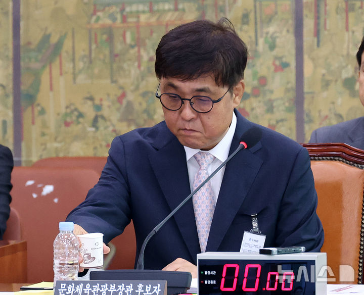 [서울=뉴시스] 김금보 기자 = 최휘영 문화체육관광부 장관 후보자가 29일 서울 여의도 국회 문화체육관광위원회에서 열린 인사청문회에서 물을 마시고 있다. 2025.07.29. kgb@newsis.com