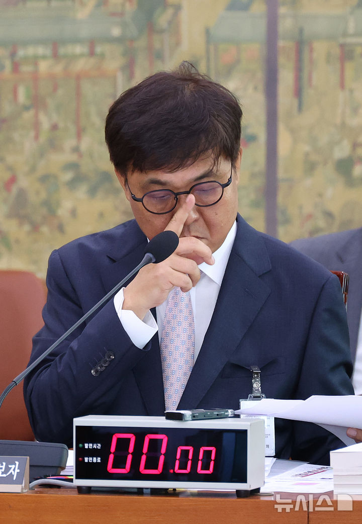 [서울=뉴시스] 김금보 기자 = 최휘영 문화체육관광부 장관 후보자가 29일 서울 여의도 국회 문화체육관광위원회에서 열린 인사청문회에서 안경을 고쳐쓰고 있다. 2025.07.29. kgb@newsis.com