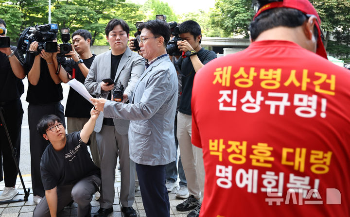 [서울=뉴시스] 최진석 기자 = 임성근 전 해병대 1사단장이 29일 오전 서울 서초구 이명현 순직 해병 특별검사 사무실 앞에서 '신속한 결정 요청서' 제출에 앞서 발언하고 있다. 2025.07.29. myjs@newsis.com