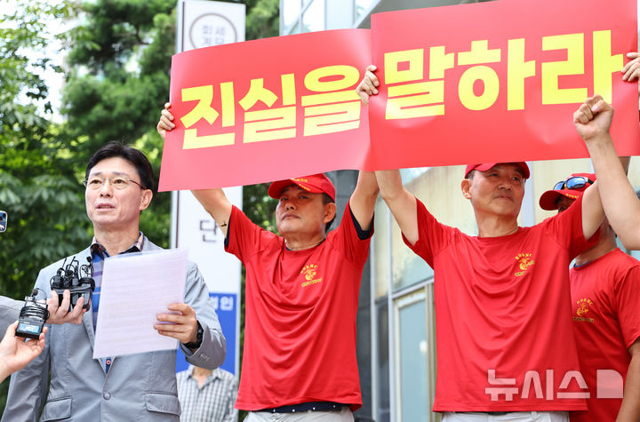 [서울=뉴시스] 최진석 기자 = 임성근 전 해병대 1사단장이 29일 오전 서울 서초구 이명현 순직 해병 특별검사 사무실 앞에서 '신속한 결정 요청서' 제출에 앞서 발언하고 있다. 2025.07.29. myjs@newsis.com