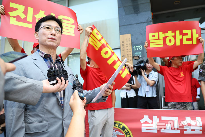 [서울=뉴시스] 최진석 기자 = 해병대원 순직사건 관련 의혹을 수사하는 특별검사팀이 해병대 수사단의 초동 조사 결과가 경찰에 이첩되기 전후로 대통령실과 경찰 수뇌부가 통화한 내역을 확보해 들여다보고 있는 것으로 알려졌다. 특검팀은 윤석열 전 대통령의 측근으로 알려진 군사법원장 출신 고석 변호사가 임성근 전 해병대 사단장과 만난 정황도 포착하는 등 수사를 확대하고 있다. 사진은 임 전 사단장. 2025.07.29. myjs@newsis.com
