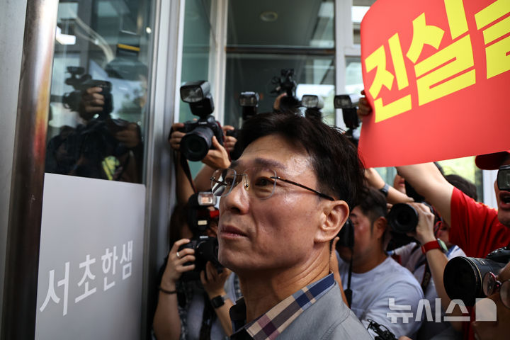 [서울=뉴시스] 최진석 기자 = 임성근 전 해병대 1사단장이 29일 오전 서울 서초구 이명현 순직 해병 특별검사 사무실에서 '신속한 결정 요청서' 제출 위해 대기하고 있다. 2025.07.29. myjs@newsis.com