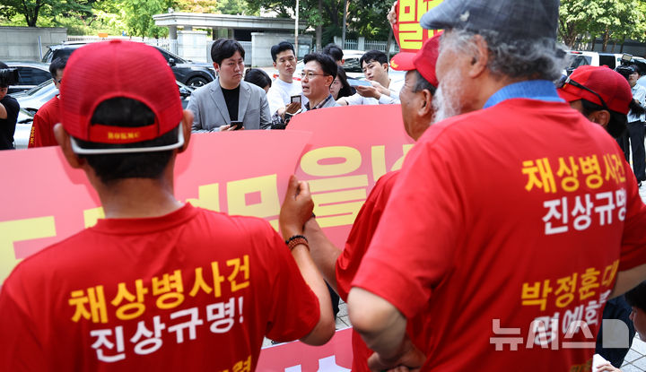 [서울=뉴시스] 최진석 기자 = 해병대 예비역 연대 회원들이 29일 오전 서울 서초구 이명현 순직 해병 특별검사 사무실 앞에서 '신속한 결정 요청서' 제출에 앞서 발언하는 임성근 전 해병대 1사단장 앞에서 피켓을 들고 있다. 2025.07.29. myjs@newsis.com