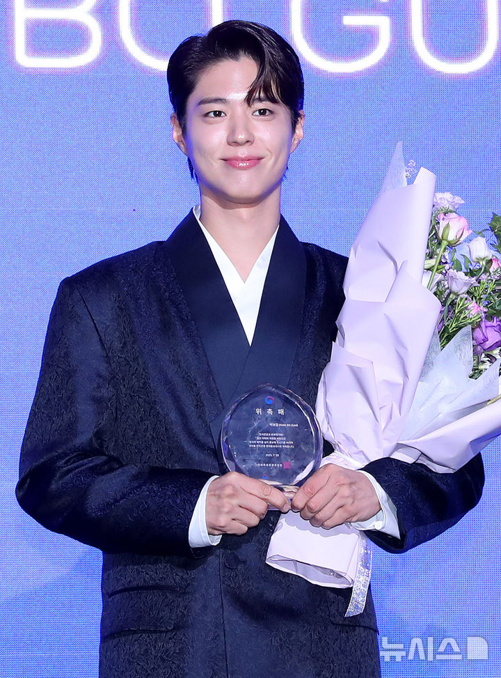 [서울=뉴시스] 김혜진 기자 = 배우 박보검이 29일 오전 서울 강남구 SJ쿤스트할레에서 열린 2025 한국관광명예홍보대사 위촉식에서 기념촬영을 하고 있다. 2025.07.29. jini@newsis.com