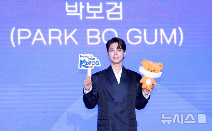 [서울=뉴시스] 김혜진 기자 = 배우 박보검이 29일 오전 서울 강남구 SJ쿤스트할레에서 열린 2025 한국관광명예홍보대사 위촉식에서 기념촬영을 하고 있다. 2025.07.29. jini@newsis.com