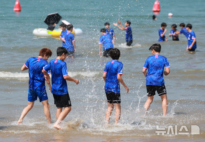[인천=뉴시스] 이영환 기자 = 폭염이 이어지고 있는 29일 인천 중구 을왕리해수욕장에서 피서객들이 더위를 피하고 있다. 2025.07.29. 20hwan@newsis.com