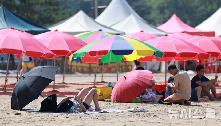 [인천=뉴시스] 이영환 기자 = 폭염이 이어지고 있는 29일 인천 중구 을왕리해수욕장에서 피서객들이 더위를 피하고 있다. 2025.07.29. 20hwan@newsis.com