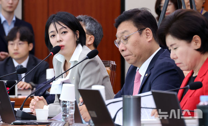 [서울=뉴시스] 김금보 기자 = 배현진 국민의힘 의원이 29일 서울 여의도 국회 문화체육관광위원회에서 열린 최휘영 문화체육관광부 장관 후보자 인사청문회에서 의원질의를 하고 있다. 2025.07.29. kgb@newsis.com