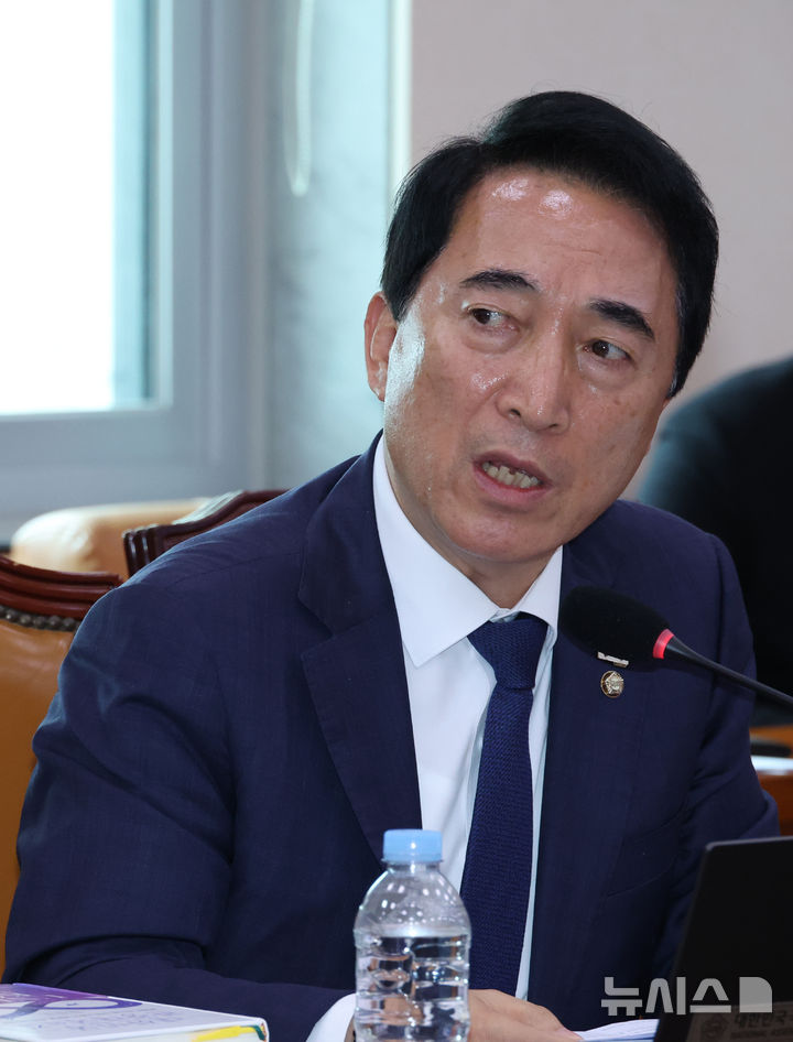 [서울=뉴시스] 김금보 기자 = 박수현 더불어민주당 의원이 29일 서울 여의도 국회 문화체육관광위원회에서 열린 최휘영 문화체육관광부 장관 후보자 인사청문회에서 의원질의를 하고 있다. 2025.07.29. kgb@newsis.com