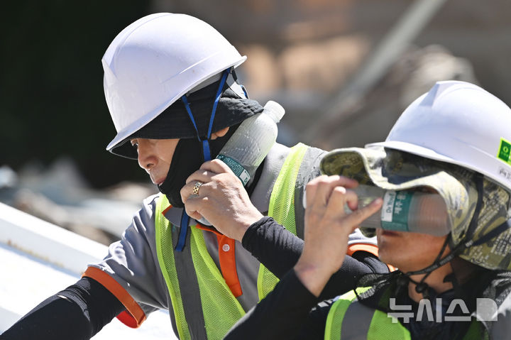 [광주=뉴시스] 이영주 기자 = 광주지역 최고기온이 36도로 예보된 29일 오전 광주 북구 옛 중흥2동 행정복지센터 철거현장에서 노동자들이 휴식시간을 이용해 물을 마시며 더위를 쫓고 있다. 광주지역에는 지난 20일 이후 현재까지 열흘 동안 폭염특보가 이어지고 있다. 2025.07.29. leeyj2578@newsis.com