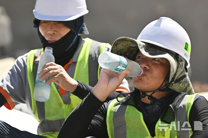 [광주=뉴시스] 이영주 기자 = 광주지역 최고기온이 36도로 예보된 29일 오전 광주 북구 옛 중흥2동 행정복지센터 철거현장에서 노동자들이 휴식시간을 이용해 물을 마시며 더위를 쫓고 있다. 광주지역에는 지난 20일 이후 현재까지 열흘 동안 폭염특보가 이어지고 있다. 2025.07.29. leeyj2578@newsis.com