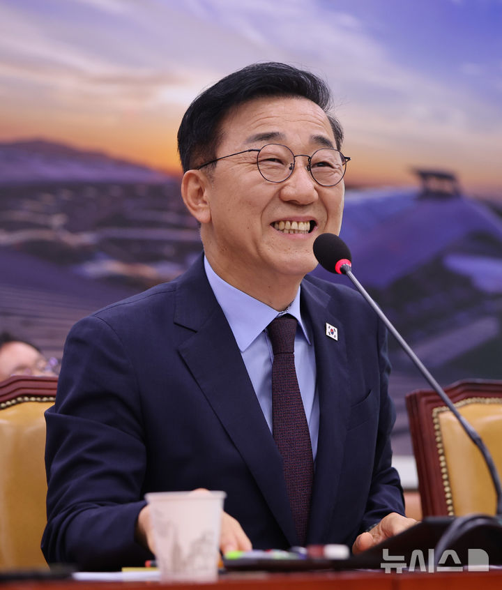 [서울=뉴시스] 김명년 기자 = 김윤덕 국토교통부 장관 후보자가 지난 29일 오전 서울 여의도 국회 국토교통위원회에서 열린 인사청문회에서 의원 질의에 답하던 중 미소짓고 있다. 2025.07.30. kmn@newsis.com