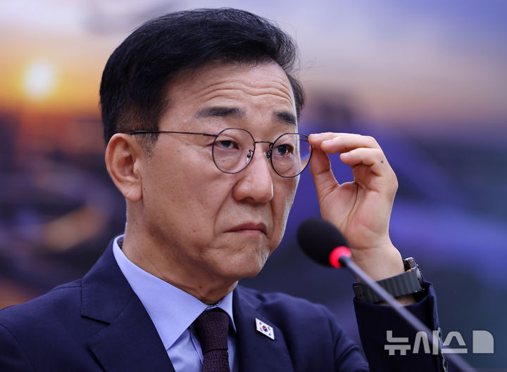 [서울=뉴시스] 김명년 기자 = 김윤덕 국토교통부 장관 후보자가 29일 오전 서울 여의도 국회 국토교통위원회에서 열린 인사청문회에서 안경을 만지고 있다. 2025.07.29. kmn@newsis.com