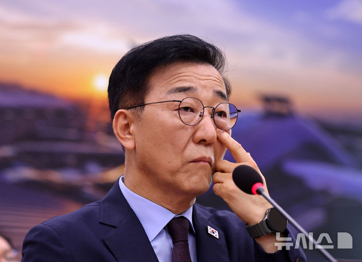 [서울=뉴시스] 김명년 기자 = 김윤덕 국토교통부 장관 후보자가 29일 오전 서울 여의도 국회 국토교통위원회에서 열린 인사청문회에서 얼굴을 만지고 있다. 2025.07.29. kmn@newsis.com