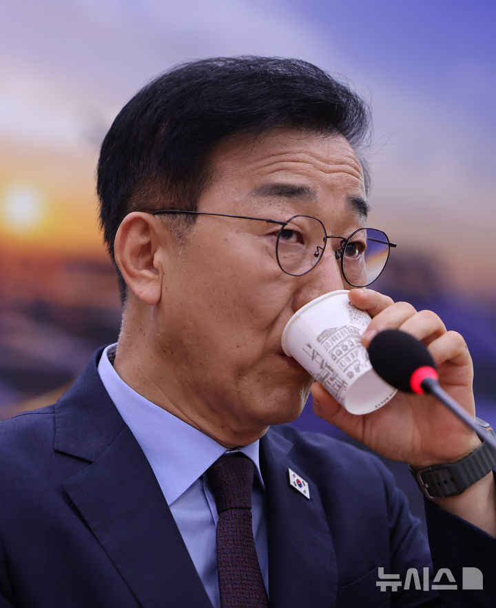 [서울=뉴시스] 김명년 기자 = 김윤덕 국토교통부 장관 후보자가 29일 오전 서울 여의도 국회 국토교통위원회에서 열린 인사청문회에서 물을 마시고 있다. 2025.07.29. kmn@newsis.com