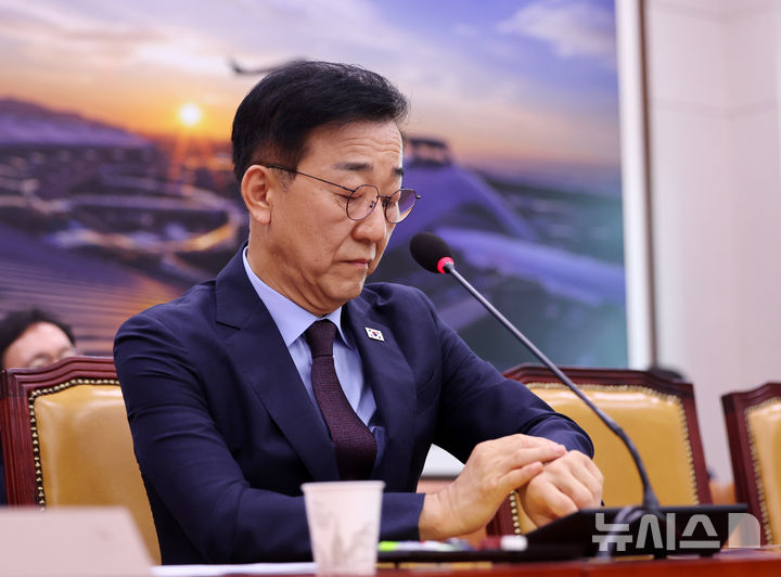 [서울=뉴시스] 김명년 기자 = 김윤덕 국토교통부 장관 후보자가 29일 오전 서울 여의도 국회 국토교통위원회에서 열린 인사청문회에서 시계를 확인하고 있다. 2025.07.29. kmn@newsis.com
