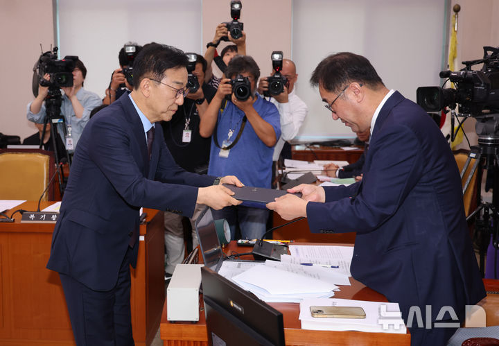 [서울=뉴시스] 김명년 기자 = 김윤덕 국토교통부 장관 후보자가 29일 오전 서울 여의도 국회 국토교통위원회에서 열린 인사청문회에서 맹성규 위원장에게 선서문을 전달하고 있다. 2025.07.29. kmn@newsis.com