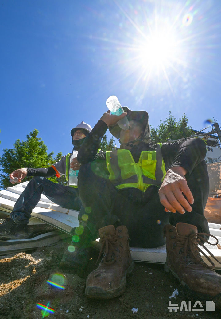 [광주=뉴시스] 이영주 기자 = 광주지역 최고기온이 36도로 예보된 29일 오전 광주 북구 옛 중흥2동 행정복지센터 철거현장에서 노동자들이 휴식시간을 이용해 물을 마시며 더위를 쫓고 있다. 광주지역에는 지난 20일 이후 현재까지 열흘 동안 폭염특보가 이어지고 있다. 2025.07.29. leeyj2578@newsis.com