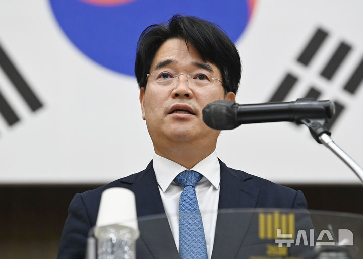 [수원=뉴시스] 김종택 기자 = 박재억 신임 수원지방검찰청 검사장이 지난 7월 29일 경기 수원시 영통구 수원지검 대강당에서 열린 제46대 검사장 취임식에서 취임사를 하고 있다. 2025.07.29. jtk@newsis.com