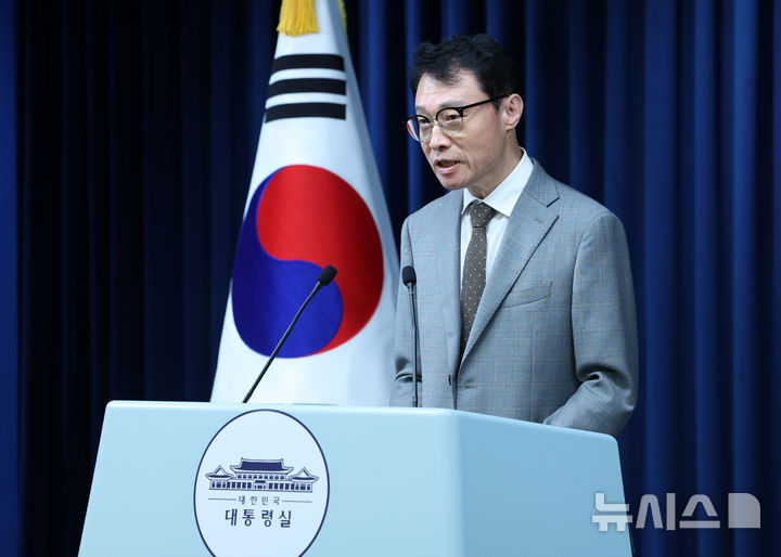 [서울=뉴시스] 고범준 기자 = 이규연 홍보소통수석이 29일 서울 용산 대통령실 청사에서 중대재해 반복 발생 근절대책 관련 브리핑을 하고 있다. 2025.07.29. bjko@newsis.com