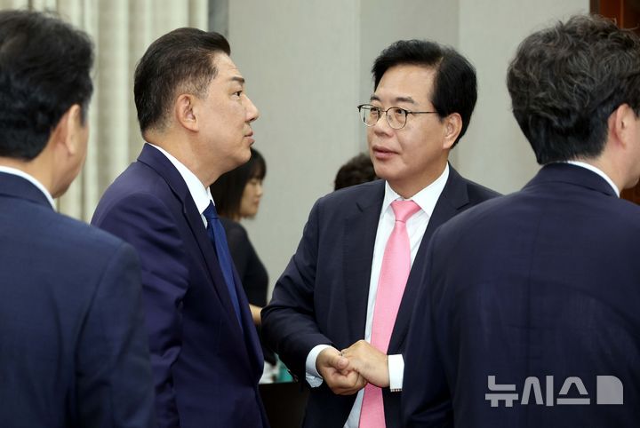 [서울=뉴시스] 조성봉 기자 = 김병기 국회 운영위원장이 29일 오전 서울 여의도 국회에서 열린 운영위원회 전체회의에서 송언석 국민의힘 비상대책위원장 겸 원내대표와 대화를 하고 있다. 2025.07.29. suncho21@newsis.com