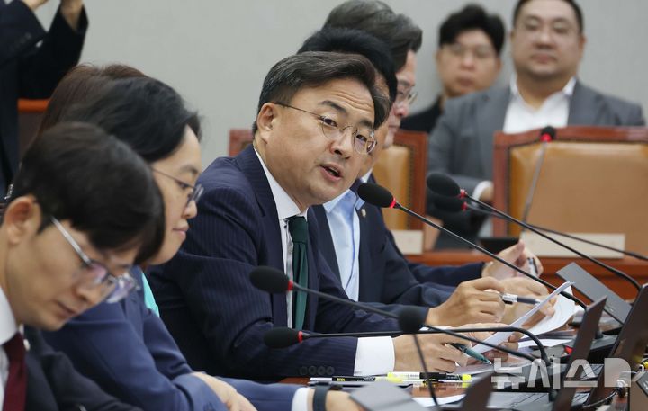[서울=뉴시스] 조성봉 기자 = 신장식 조국혁신당 의원이 29일 오전 서울 여의도 국회에서 열린 운영위원회 전체회의에서 발언을 하고 있다. 2025.07.29. suncho21@newsis.com