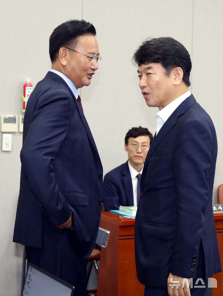 [서울=뉴시스] 조성봉 기자 = 문진석 더불어민주당 원내운영수석부대표와 유상범 국민의힘 원내운영수석부대표가 29일 오전 서울 여의도 국회에서 열린 운영위원회 전체회의에서 대화를 하고 있다. 2025.07.29. suncho21@newsis.com