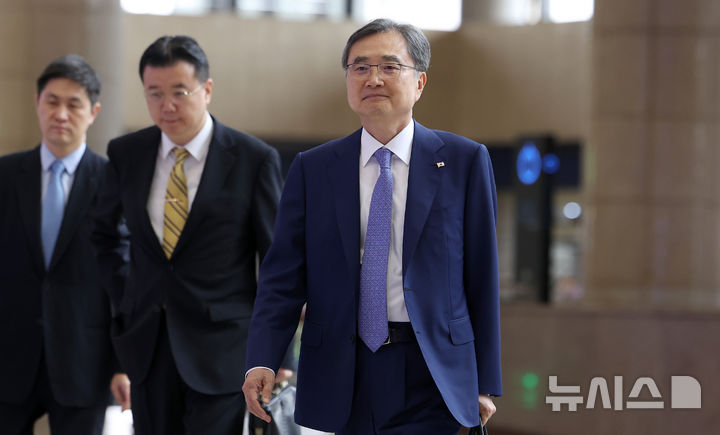 [서울=뉴시스] 김선웅 기자 = 조현 외교부장관이 29일 서울 강서구 김포국제공항을 통해 일본으로 출국하고 있다.조 장관은 이번 방일 일정에서 이와야 다케시 일본 외무상과 만나 한일외교장관 회담을 갖고 한일관계 발전 방향을 논의할 계획이다. 2025.07.29. mangusta@newsis.com