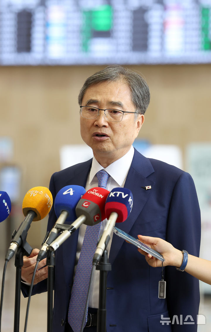 [서울=뉴시스] 김선웅 기자 = 조현 외교부장관이 29일 서울 강서구 김포국제공항을 통해 일본으로 출국하며 취재진과 만나 질의응답을 하고 있다.조 장관은 이번 방일 일정에서 이와야 다케시 일본 외무상과 만나 한일외교장관 회담을 갖고 한일관계 발전 방향을 논의할 계획이다. 2025.07.29. mangusta@newsis.com