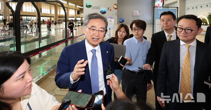 [서울=뉴시스] 김선웅 기자 = 조현 외교부장관이 29일 서울 강서구 김포국제공항을 통해 일본으로 출국하며 취재진과 만나 질의응답을 하고 있다.조 장관은 이번 방일 일정에서 이와야 다케시 일본 외무상과 만나 한일외교장관 회담을 갖고 한일관계 발전 방향을 논의할 계획이다. 2025.07.29. mangusta@newsis.com