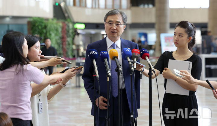 [서울=뉴시스] 김선웅 기자 = 조현 외교부장관이 29일 서울 강서구 김포국제공항을 통해 일본으로 출국하며 취재진과 만나 질의응답을 하고 있다.조 장관은 이번 방일 일정에서 이와야 다케시 일본 외무상과 만나 한일외교장관 회담을 갖고 한일관계 발전 방향을 논의할 계획이다. 2025.07.29. mangusta@newsis.com