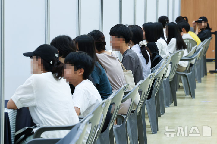 [서울=뉴시스] 최진석 기자 = 지난해 7월 29일 서울 강남구 일원에코파크 에코센터에서 열린 '2025 강남구 진로진학 박람회'를 찾은 학생과 학부모들이 각 대학 부스에서 대학입시 상담을 받고 있다. 2025.07.29. myjs@newsis.com **기사 내용과 관련 없습니다**