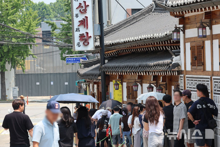 [서울=뉴시스] 권창회 기자 = 절기상 중복을 하루 앞둔 29일 서울 종로구 한 삼계탕 집에서 시민들이 삼계탕을 먹기 위해 줄 서 있다. 2025.07.29. kch0523@newsis.com