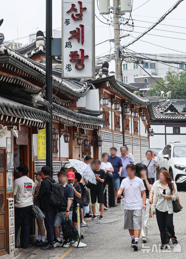 [서울=뉴시스] 권창회 기자 = 절기상 중복을 하루 앞둔 29일 서울 종로구 한 삼계탕 집에서 시민들이 삼계탕을 먹기 위해 줄 서 있다. 2025.07.29. kch0523@newsis.com