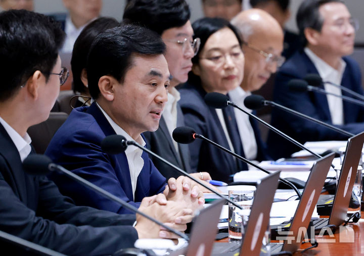 [서울=뉴시스] 최동준 기자 = 안규백 국방부 장관이 29일 서울 용산 대통령실 청사에서 열린 국무회의에서 인사말을 하고 있다. (대통령실통신사진기자단) 2025.07.29. photocdj@newsis.com