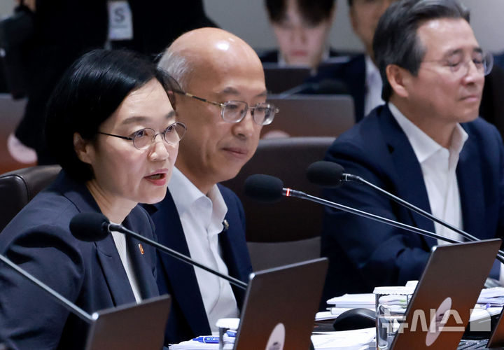 [서울=뉴시스] 최동준 기자 = 한성숙 중소벤처기업부 장관이 29일 서울 용산 대통령실 청사에서 열린 국무회의에서 인사말을 하고 있다. (대통령실통신사진기자단) 2025.07.29. photocdj@newsis.com