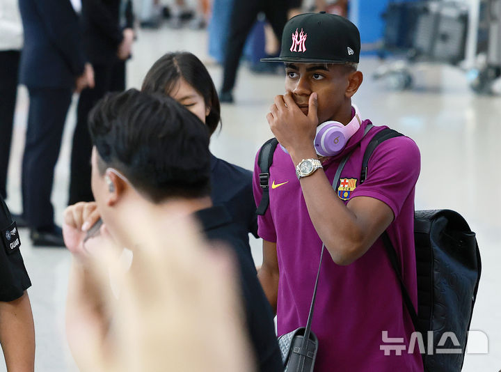 [인천공항=뉴시스] 이영환 기자 = FC 바르셀로나 라민 야말이 29일 오후 인천국제공항 제2여객터미널을 통해 입국하고 있다.FC 바르셀로나는 31일 FC 서울, 다음달 4일 대구FC와 경기를 치른다. 2025.07.29. 20hwan@newsis.com