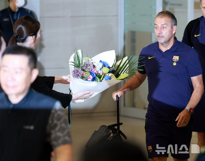 [인천공항=뉴시스] 이영환 기자 = 한지 플릭 FC 바르셀로나 감독이 29일 오후 인천국제공항 제2여객터미널을 통해 입국하고 있다.FC 바르셀로나는 31일 FC 서울, 다음달 4일 대구FC와 경기를 치른다. 2025.07.29. 20hwan@newsis.com