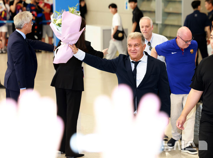 [인천공항=뉴시스] 이영환 기자 = 주안 라포르타 FC 바르셀로나 회장이 29일 오후 인천국제공항 제2여객터미널을 통해 입국해 팬들에게 인사를 하고 있다. FC 바르셀로나는 31일 FC 서울, 다음달 4일 대구FC와 경기를 치른다. 2025.07.29. 20hwan@newsis.com