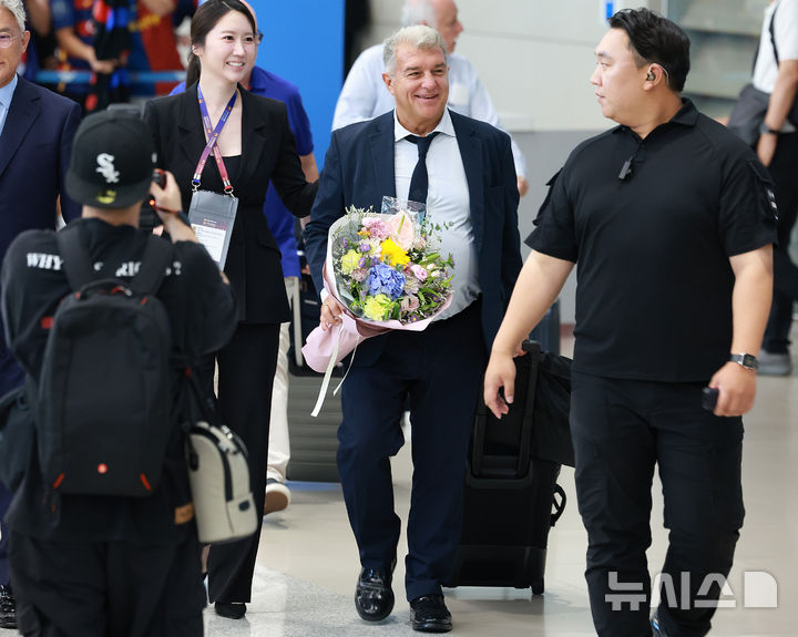 [인천공항=뉴시스] 이영환 기자 = 주안 라포르타 FC 바르셀로나 회장이 29일 오후 인천국제공항 제2여객터미널을 통해 입국하고 있다.FC 바르셀로나는 31일 FC 서울, 다음달 4일 대구FC와 경기를 치른다. 2025.07.29. 20hwan@newsis.com