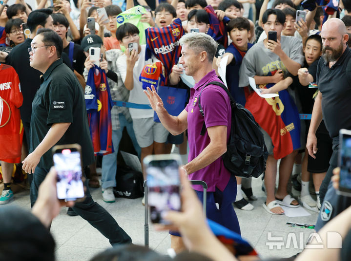 [인천공항=뉴시스] 이영환 기자 = FC 바르셀로나 로베르트 레반도프스키가 29일 오후 인천국제공항 제2여객터미널을 통해 입국하고 있다.FC 바르셀로나는 31일 FC 서울, 다음달 4일 대구FC와 경기를 치른다. 2025.07.29. 20hwan@newsis.com