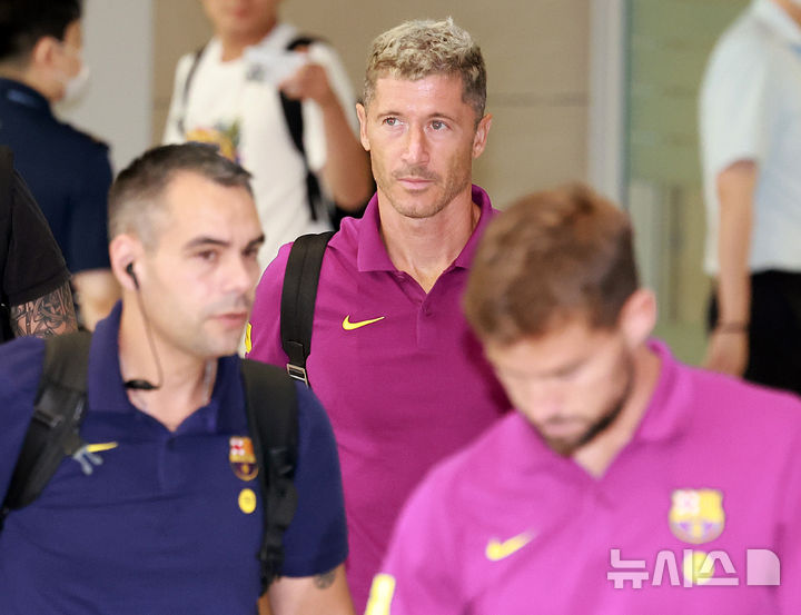[인천공항=뉴시스] 이영환 기자 = FC 바르셀로나 로베르트 레반도프스키가 29일 오후 인천국제공항 제2여객터미널을 통해 입국하고 있다.FC 바르셀로나는 31일 FC 서울, 다음달 4일 대구FC와 경기를 치른다. 2025.07.29. 20hwan@newsis.com